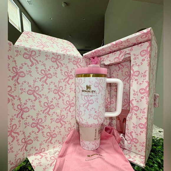 STANLEY + LoveShackFancy 40oz
Quencher Tumbler* COQUETTE BOW
CHANTILLY - Picture 5 of 5